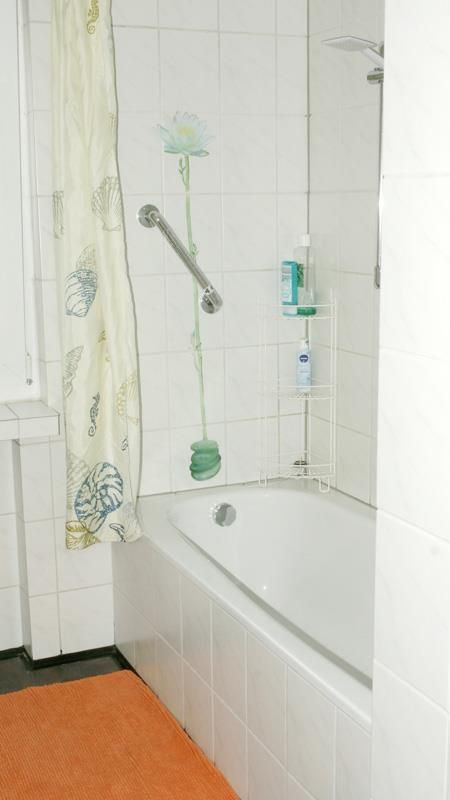 Ein Badezimmer mit Badewanne und Duschvorhang.