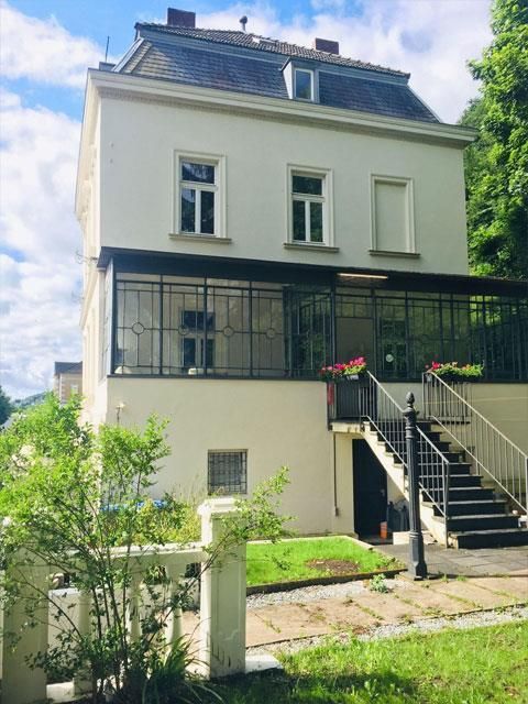 Ein großes weißes Haus mit Treppen, die hinaufführen
