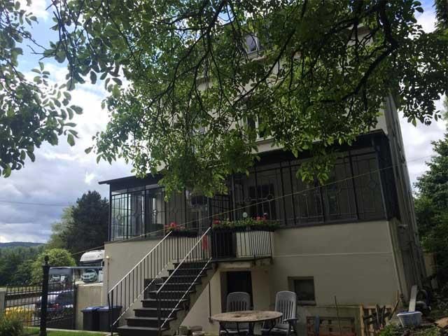 Ein Haus mit einer Treppe, die in den zweiten Stock führt