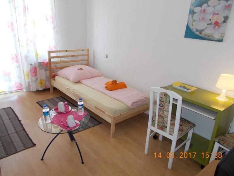 Ein Schlafzimmer mit einem Einzelbett und einem Schreibtisch