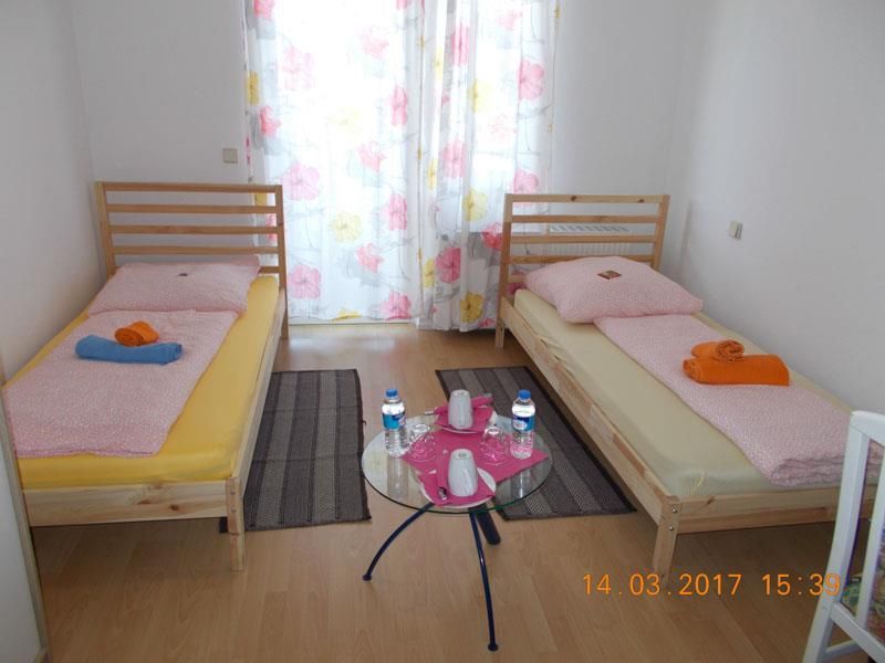 Ein Schlafzimmer mit zwei Betten und einem kleinen Tisch