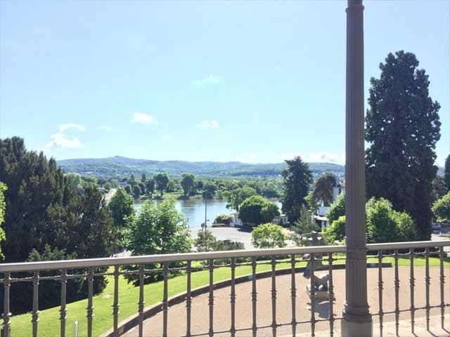 Ein Balkon mit Blick auf einen See und Bäume