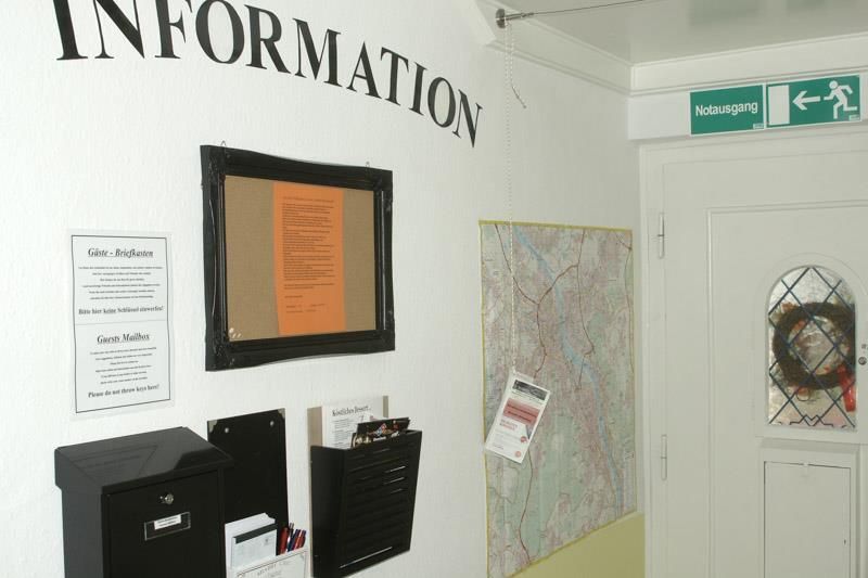 Eine weiße Wand mit darauf geschriebenen Informationen