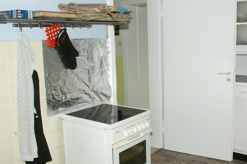 Eine Küche mit Herd und Backofen und einer Tür