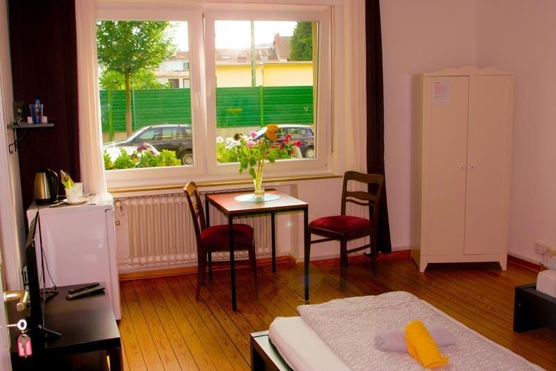 Ein Schlafzimmer mit einem Bett, einem Tisch und Stühlen