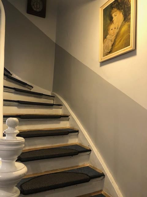 Eine Treppe mit einem Bild an der Wand darüber