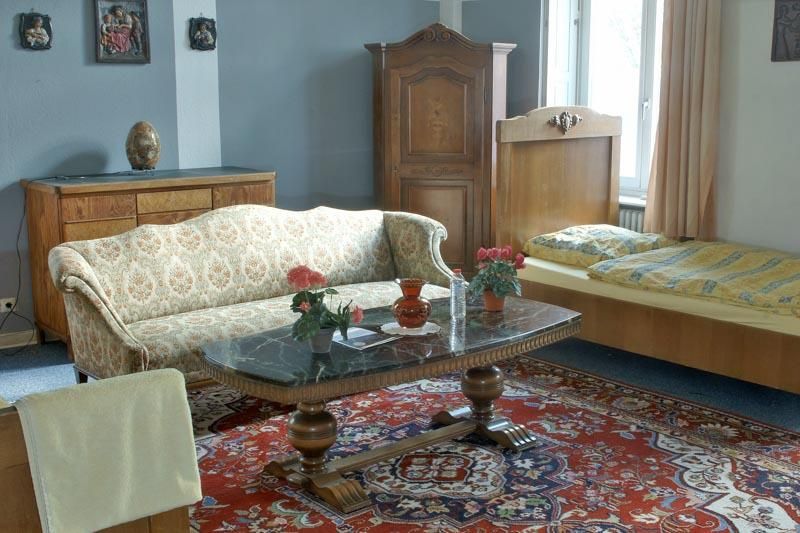 Ein Wohnzimmer mit einer Couch, einem Couchtisch und zwei Betten.