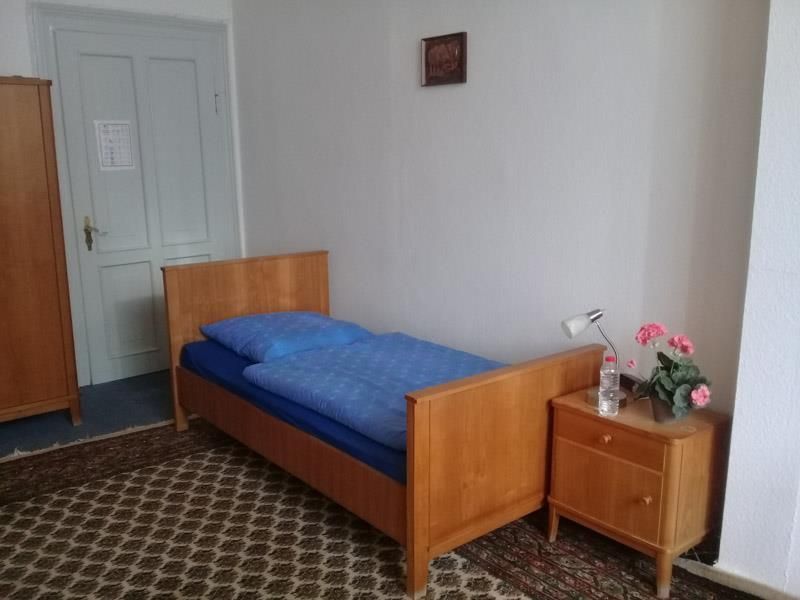 Ein Schlafzimmer mit einem Einzelbett und einem Nachttisch