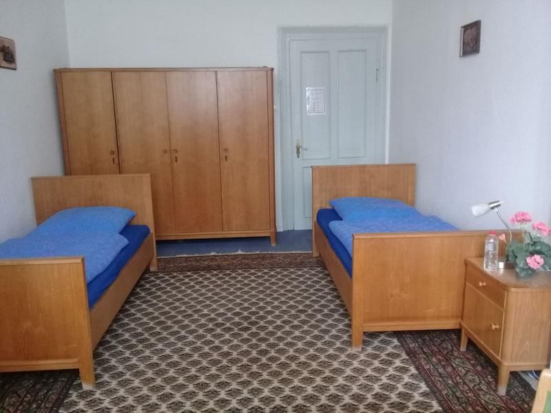 Ein Schlafzimmer mit zwei Betten und einem Nachttisch