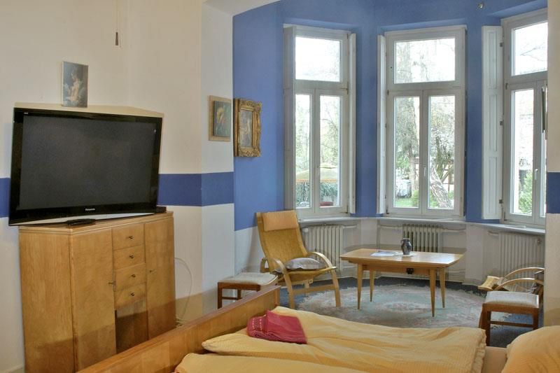 Ein Wohnzimmer mit blauen Wänden und einem Flachbildfernseher