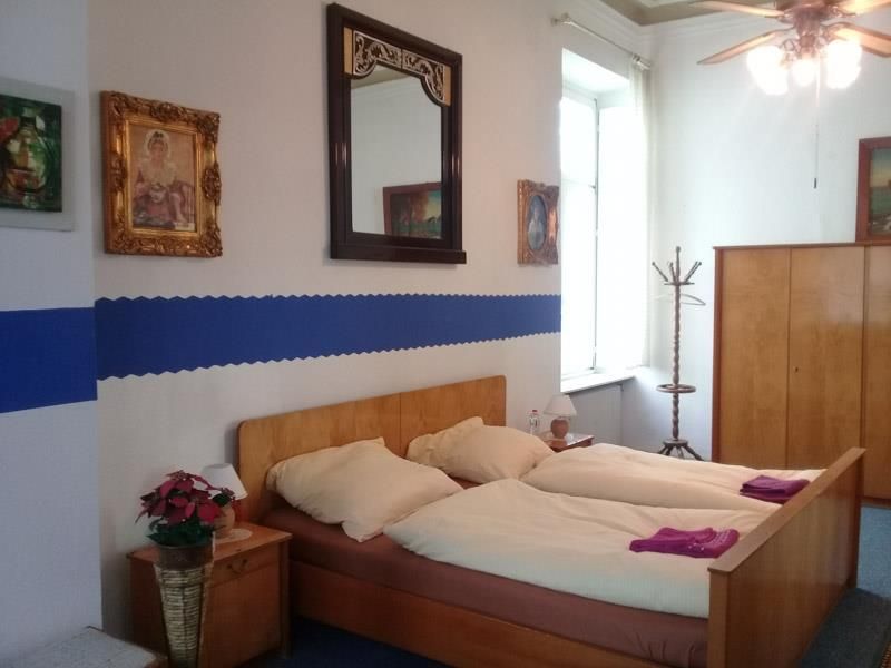 Ein Schlafzimmer mit zwei Betten und einem Deckenventilator
