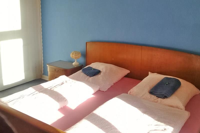 Ein Schlafzimmer mit zwei Betten und einer blauen Wand