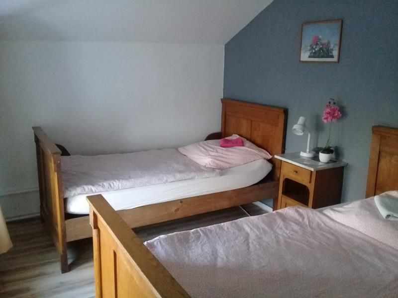 Ein Schlafzimmer mit zwei Betten und einem Nachttisch