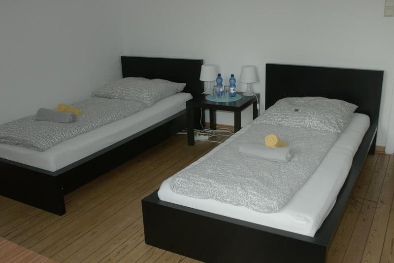 Ein Schlafzimmer mit zwei Betten und zwei Lampen