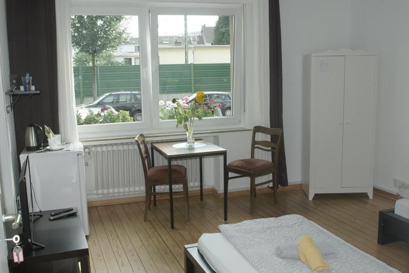 Ein Schlafzimmer mit einem Bett, einem Tisch und Stühlen