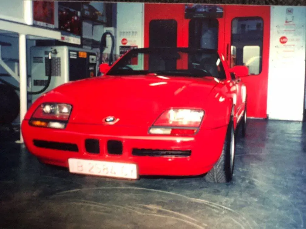 BMW Z1 roadster rojo estacionado en el interior.