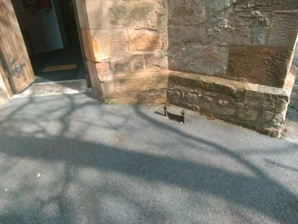 Pierres en base de façade nettoyées