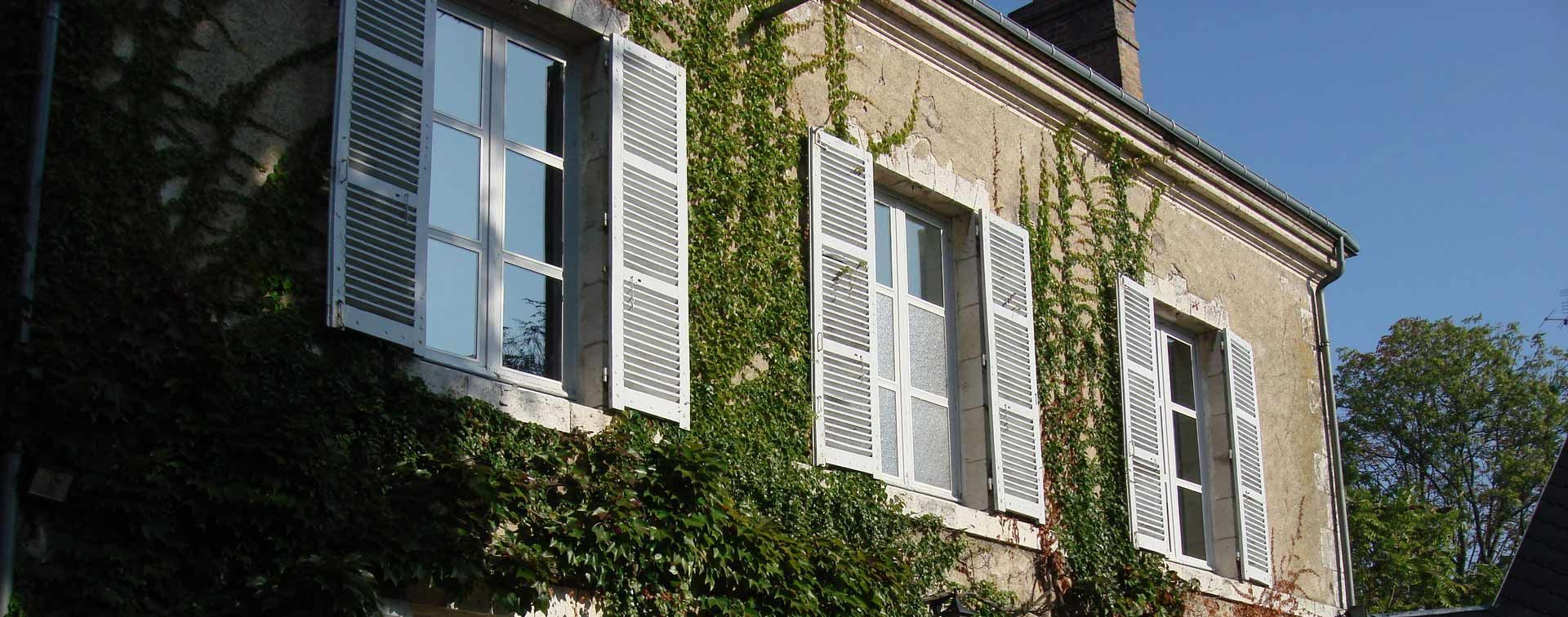 Façade de maison avec lierre