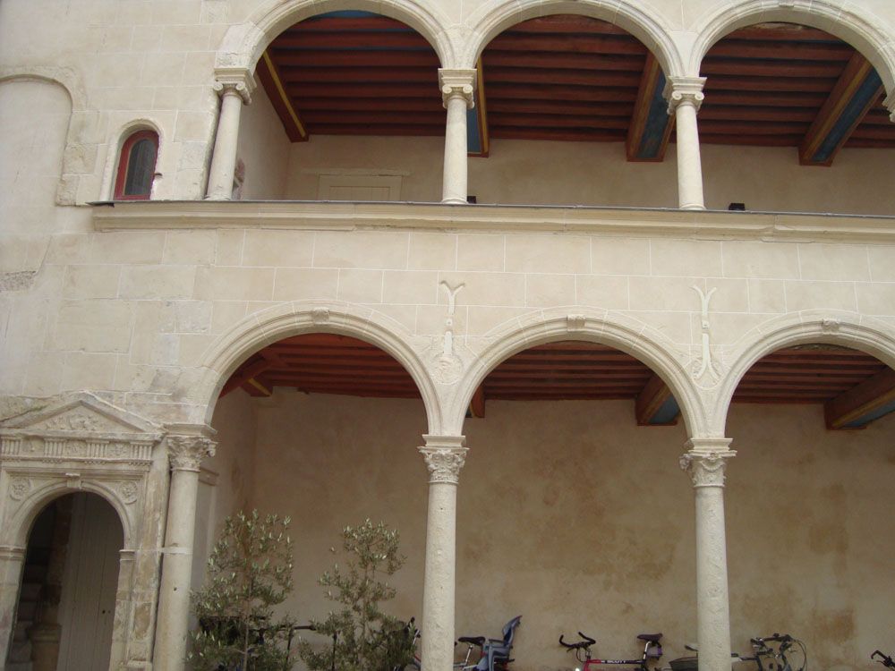 Porches d'un hôtel rénovés