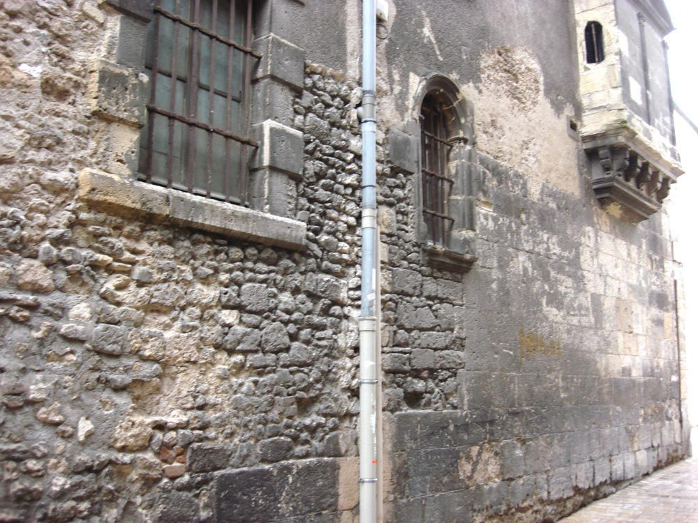 Mur de la Maison des Chamoines avant travaux