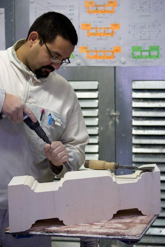 Tailleur de pierre en train de travailler une pierre