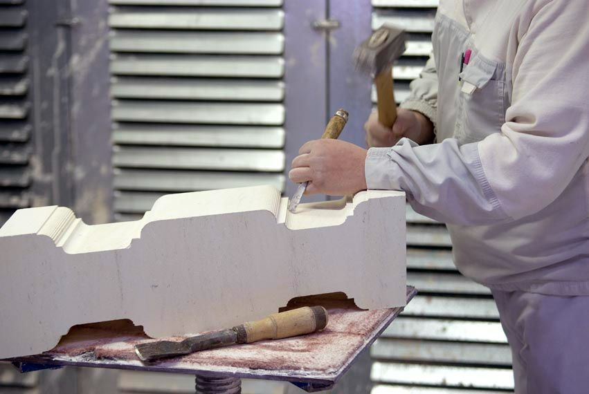 Tailleur de pierre utilisant un marteau