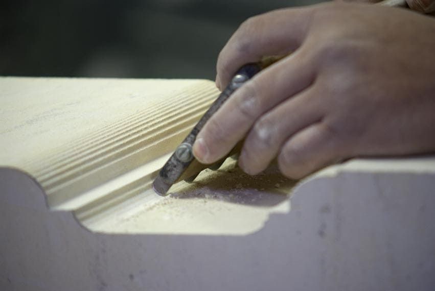 Employé en train de tailler une pierre