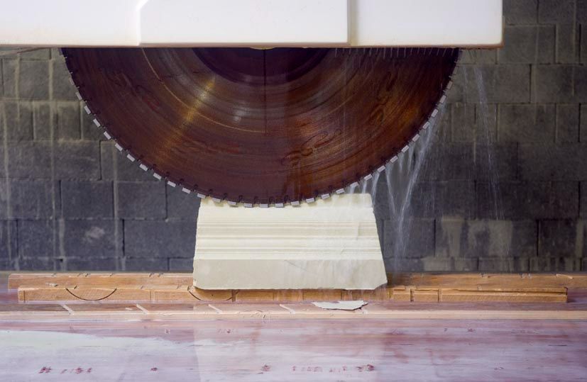 Scie circulaire découpant une pierre de face