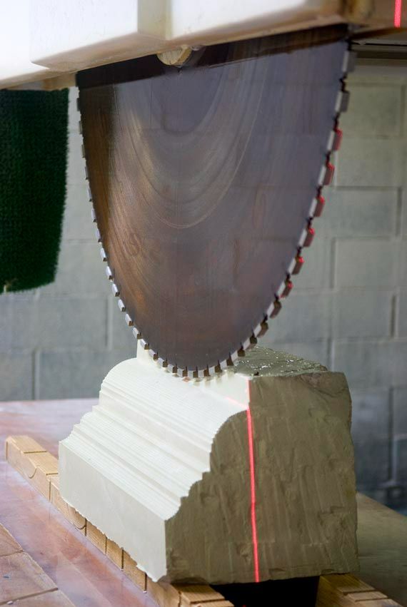 Scie circulaire découpant une pierre