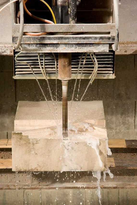 Pierre en train d'être taillée