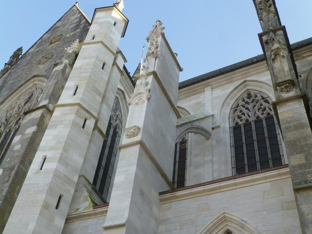 Mur extérieur d'une cathédrale entretenue par Restauration Patrimoine Lagarde