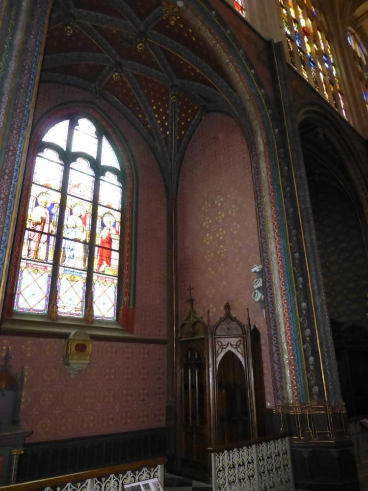 Chapelle avec vitrail rénovée par Restauration Patrimoine Lagarde