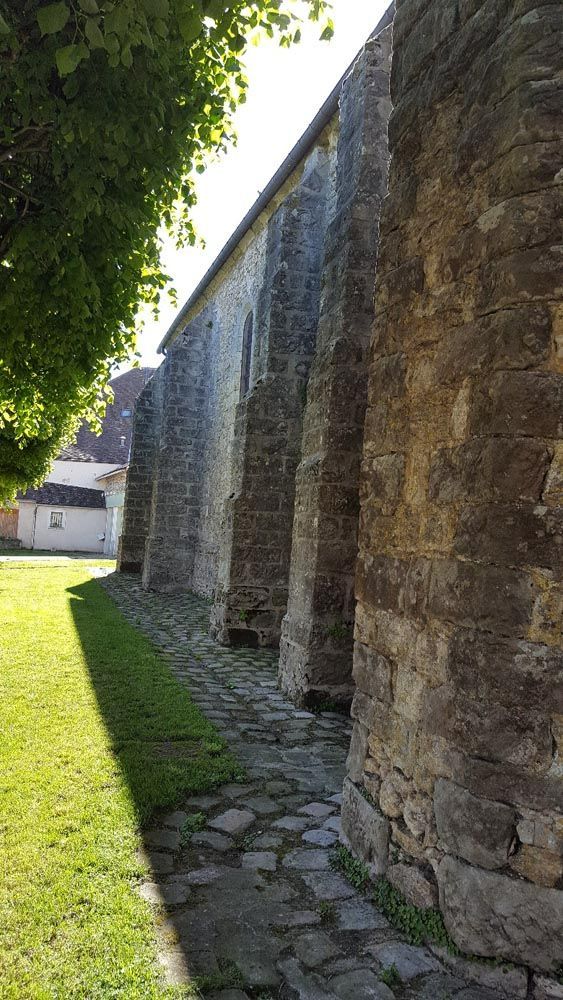 Façade d'une église avant travaux de ravelement