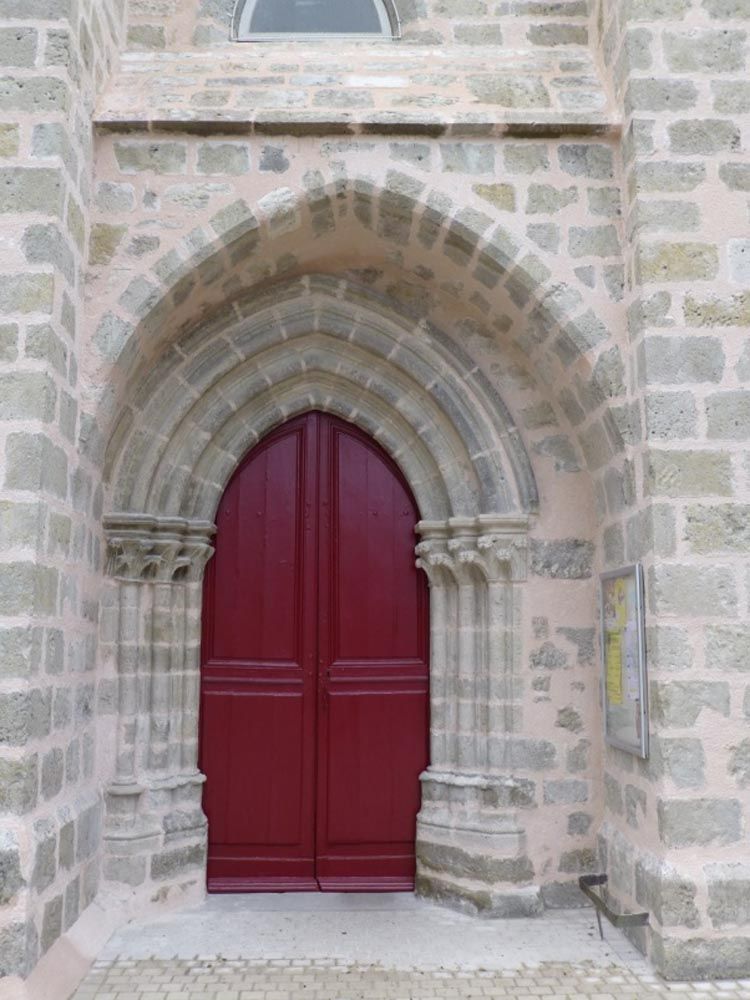Porte rouge extérieure d'une chapelle