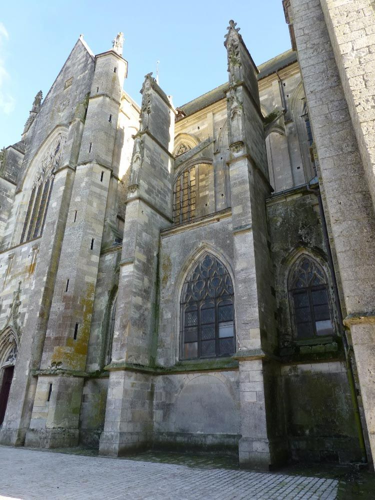 Façade d'une cathédrale avant travaux