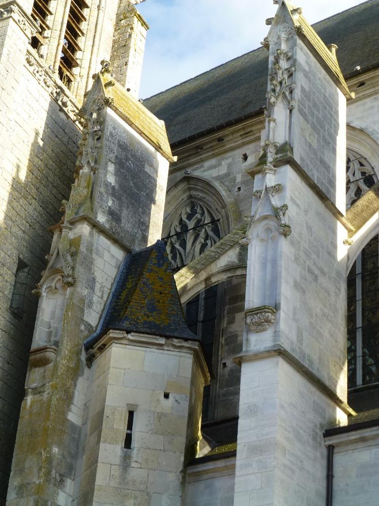 Vue extérieure de la Basilique de Cléry Saint André avant travaux