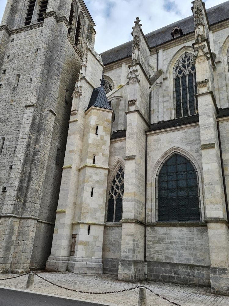 Vue extérieure de la Basilique de Cléry Saint André après travaux