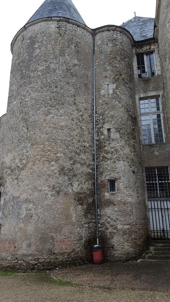 Extérieur d'une église avant rénovation
