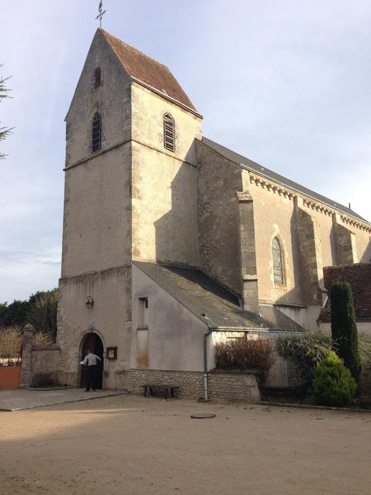 Façades extérieures d'une église rénovées