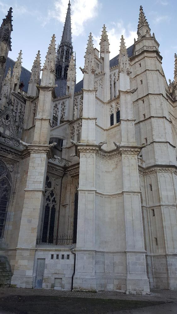 Façade d'une cathédrale entretenue