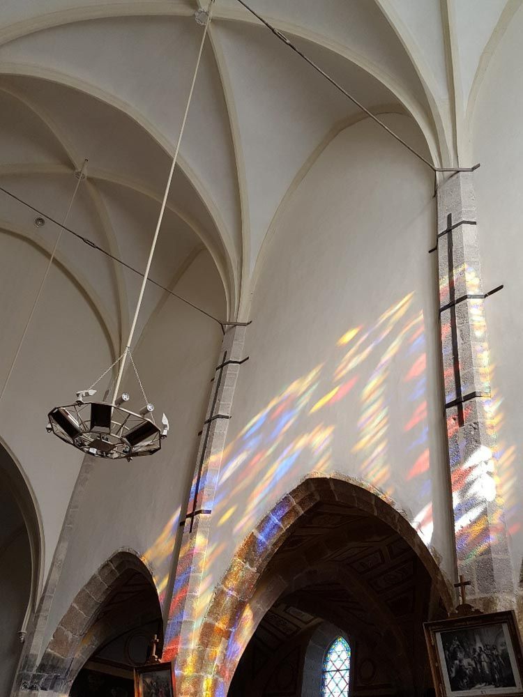 Intérieur de chapelle avec reflet de vitrail