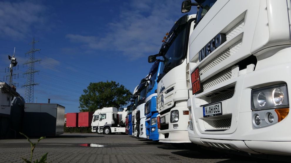 Ein weißer LKW mit einem Mercedes-Logo darauf