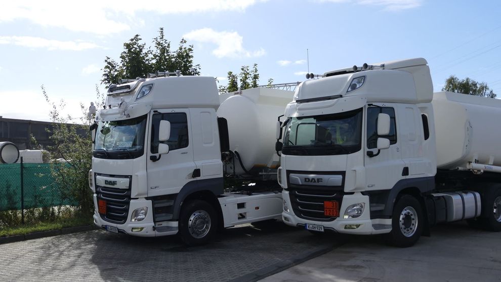 Ein Mercedes-Truck mit einem großen Tank auf der Rückseite steht auf einem Parkplatz