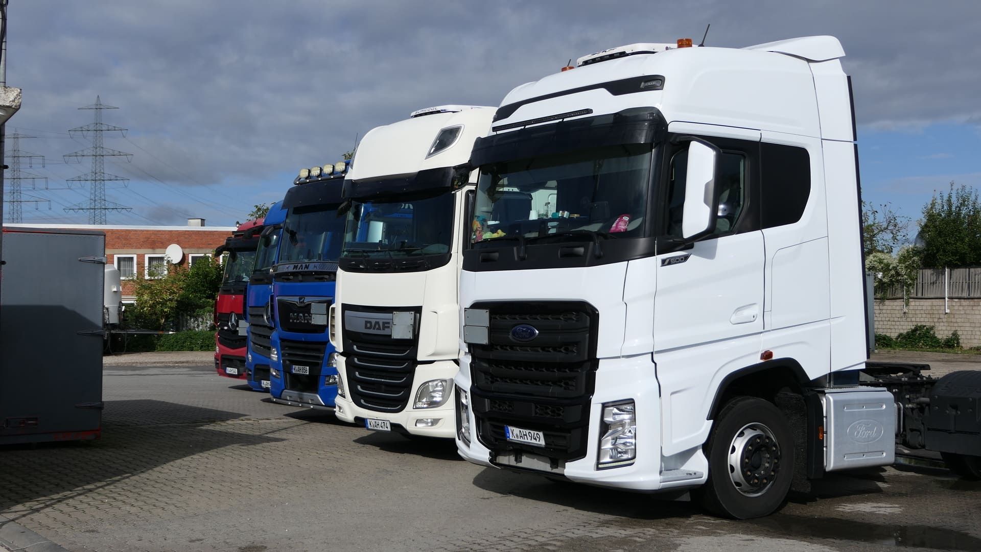 Eine Gruppe Lastwagen fährt auf einer Autobahn.