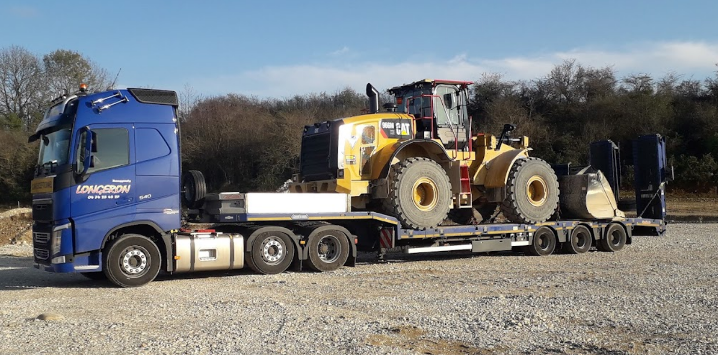 Transport d'un tracteur jaune