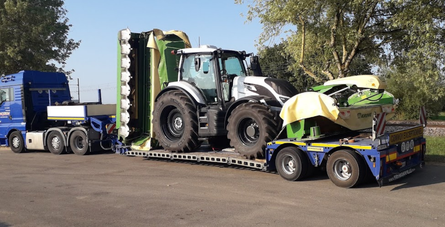 Transfert d'un tracteur noir