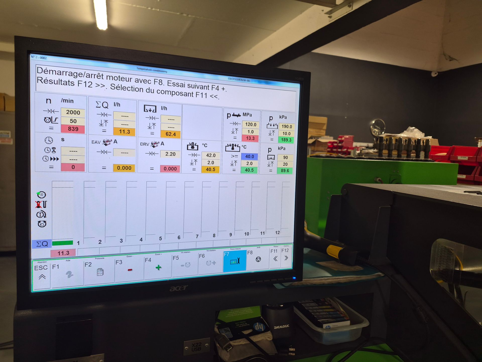 Un écran d'ordinateur affichant les données d'un panneau de commande dans un atelier.