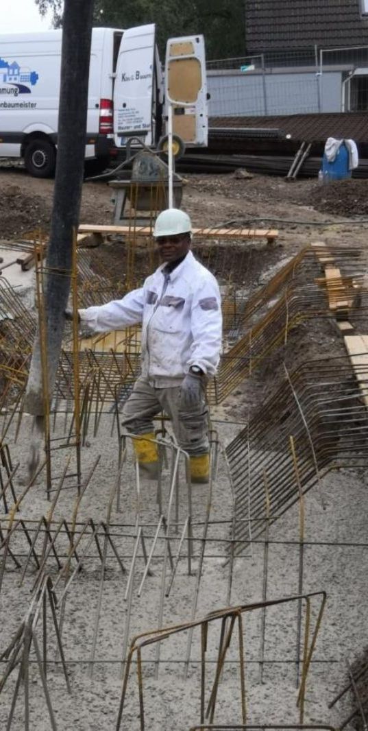 Handwerker gießt Beton ein