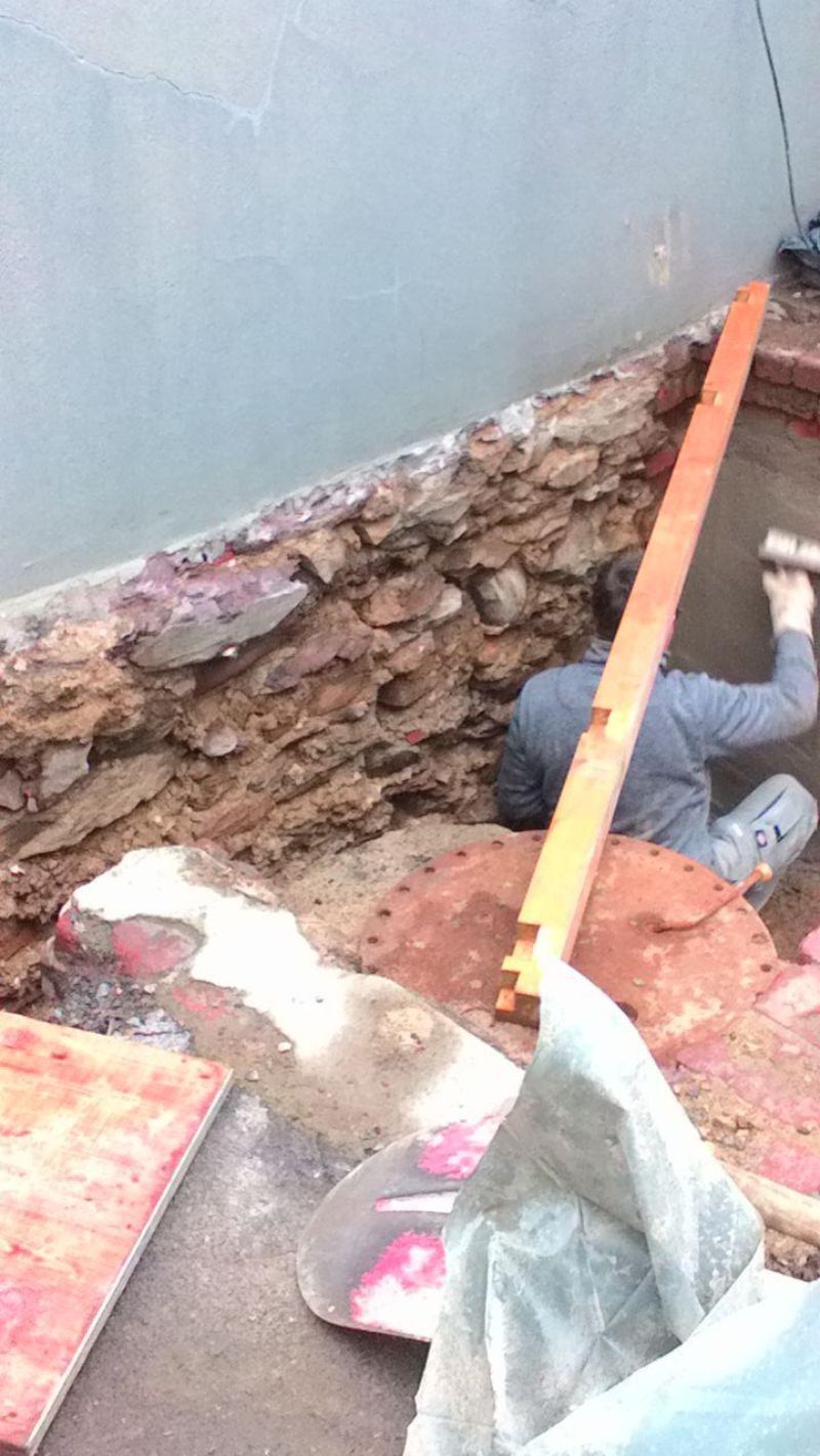 Handwerker verputzt eine Außenwand