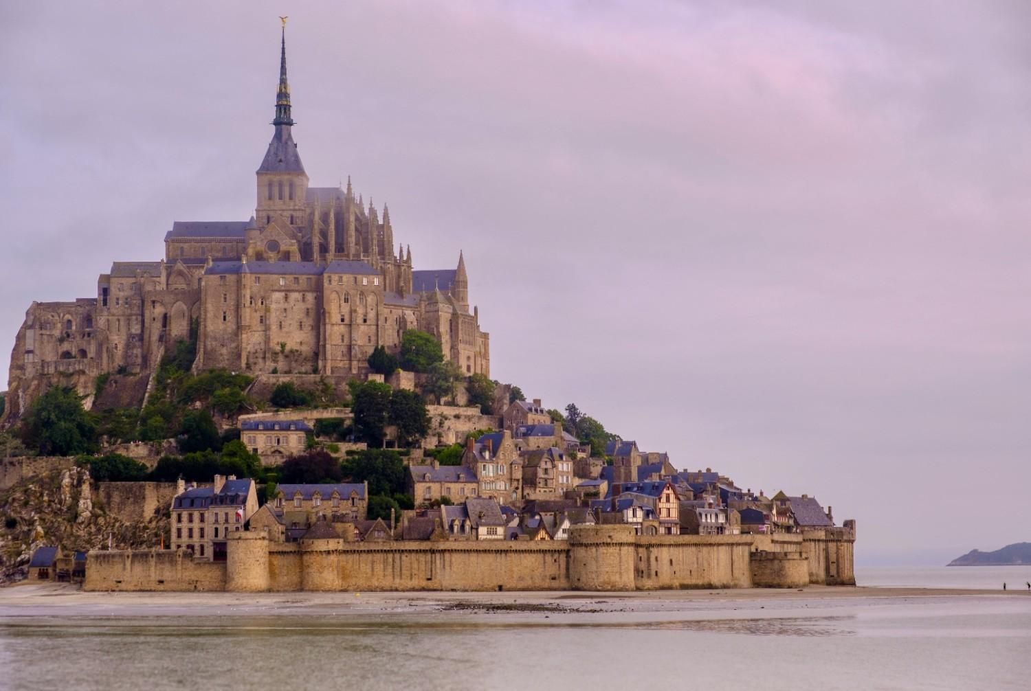 El Mont Saint-Michel, en Francia, se alza sobre el agua, una abadía y ciudad medieval.